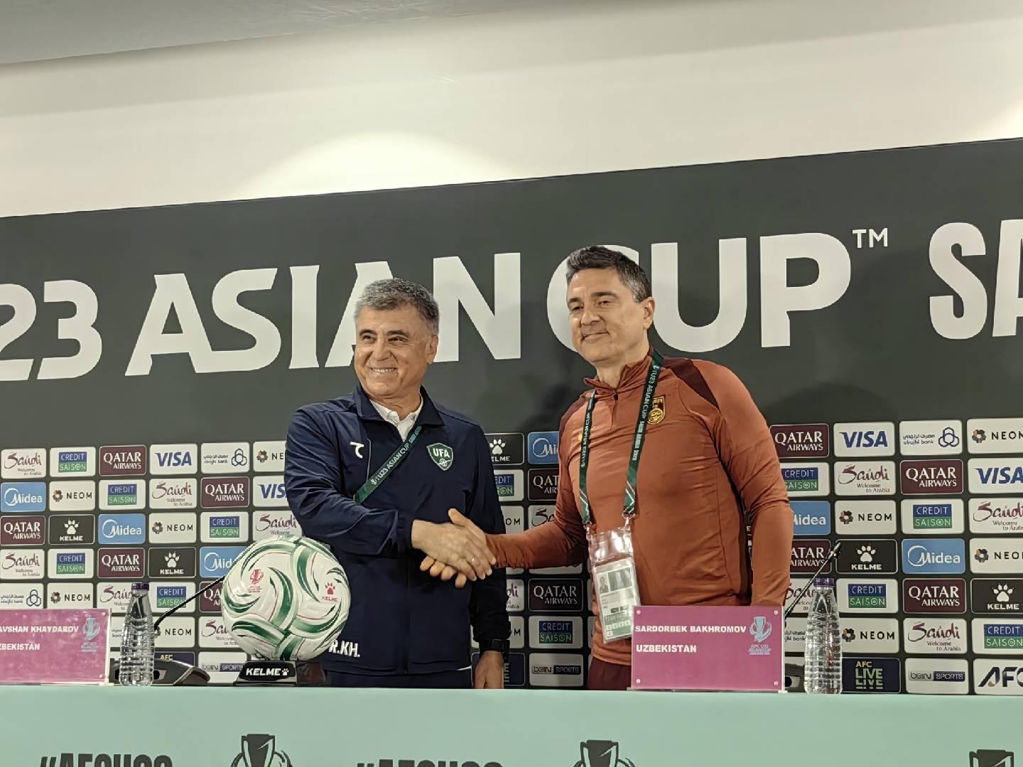 乐鱼体育平台-发布会开始前，安东尼奥和乌兹别克斯坦主帅友好合影