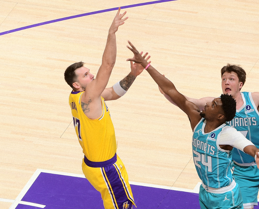 乐鱼官方网站-爆冷！湖人18分惨败鱼腩黄蜂，东契奇39分，球队有三个问题难解决