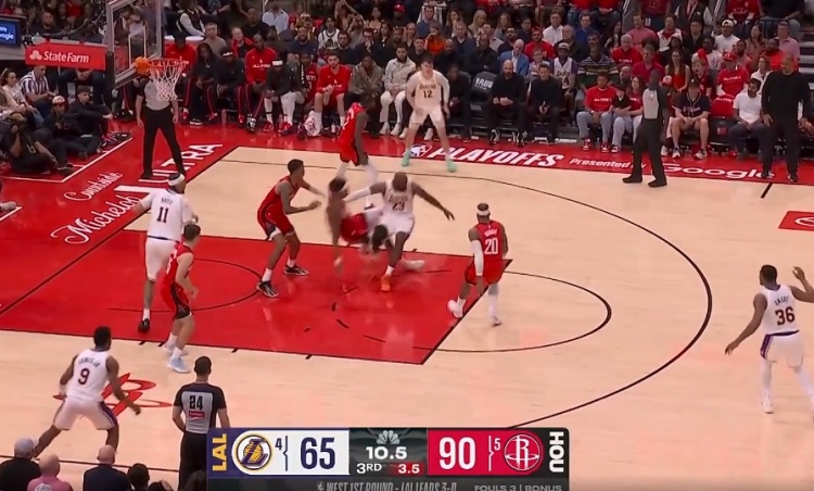 乐鱼网址-今天真没状态！詹姆斯转身突破又失误 个人本场第7次