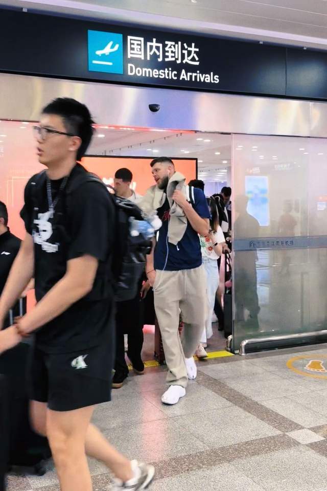 乐鱼体育平台-首秀在即！广东新外援随队出征福建，麦考尔因老婆生产留在广州
